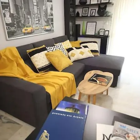 Διαμέρισμα A Cozy Modern 4 Minutes Walk From Metro *