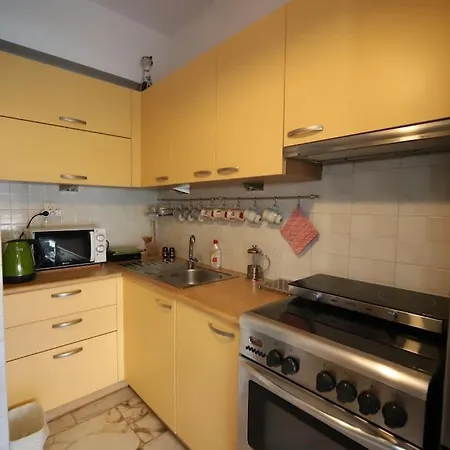 Διαμέρισμα A Cozy Modern 4 Minutes Walk From Metro